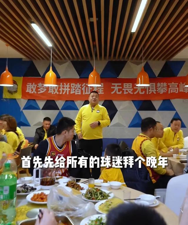 关于篮球明星街头赛事精彩开打，球迷热情高涨的信息